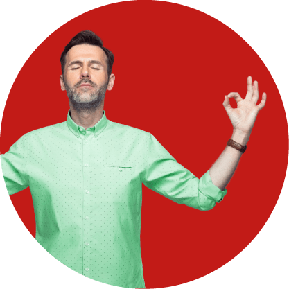 Homem com braços abertos a meditar